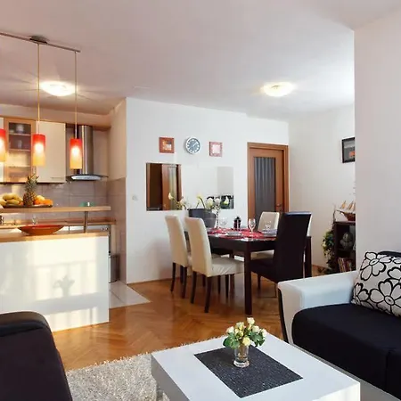 Hotel Lucija 3*